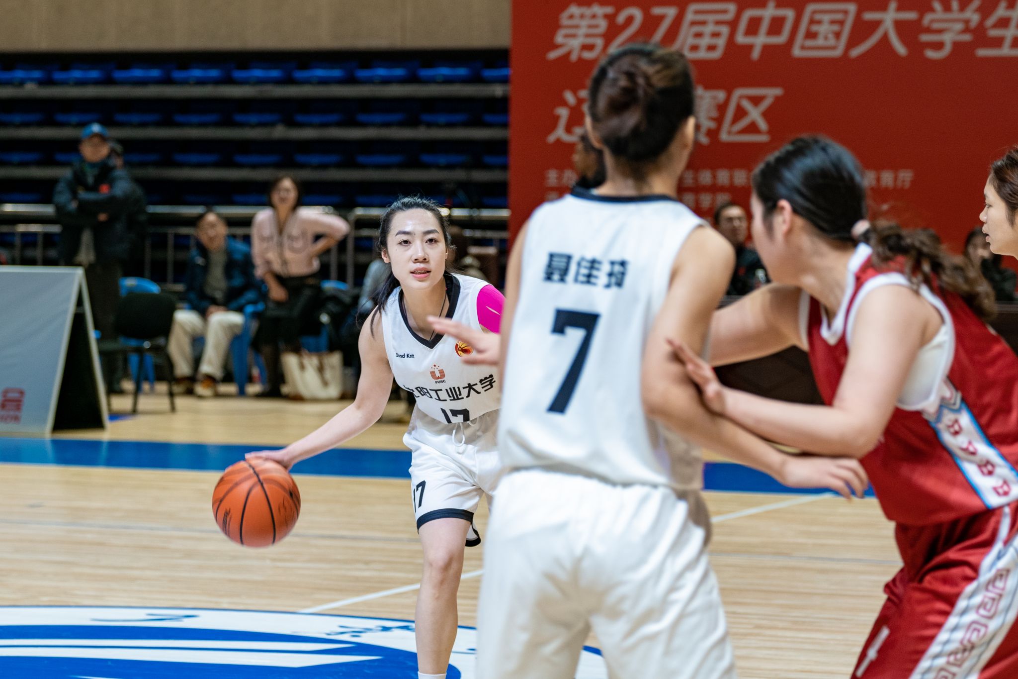 队员实力强大！篮球联赛重要轮次比赛座无虚席的简单介绍